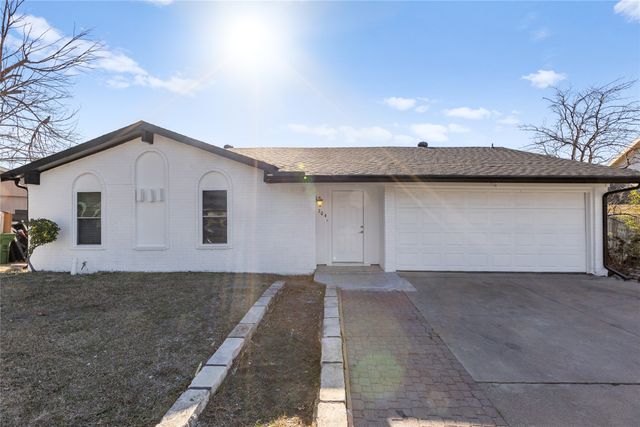 204 Pebblebrook Street, Arlington, TX 76014