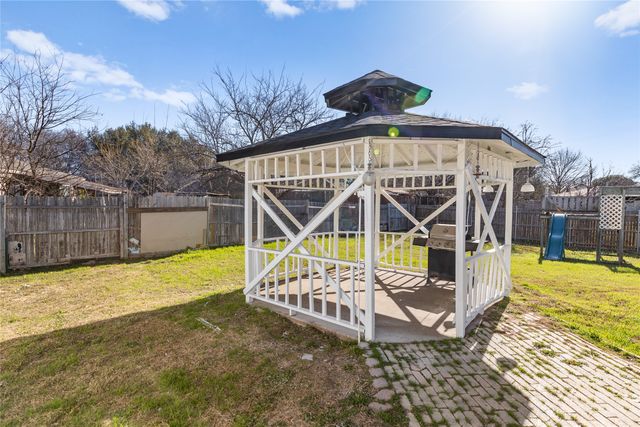 204 Pebblebrook Street, Arlington, TX 76014