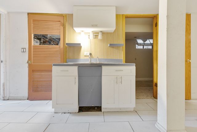 7148 S Sawyer Avenue, Chicago, IL 60629