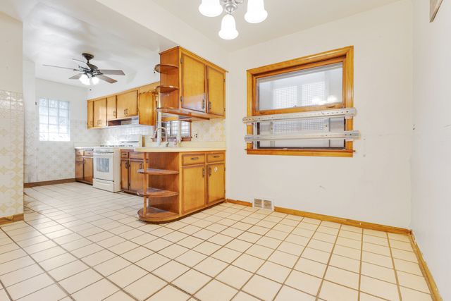 7148 S Sawyer Avenue, Chicago, IL 60629