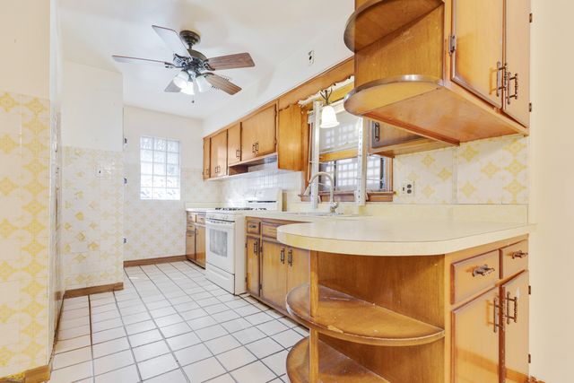 7148 S Sawyer Avenue, Chicago, IL 60629