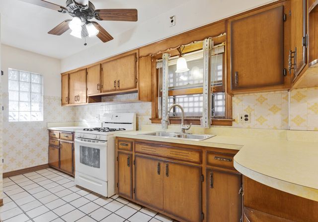 7148 S Sawyer Avenue, Chicago, IL 60629