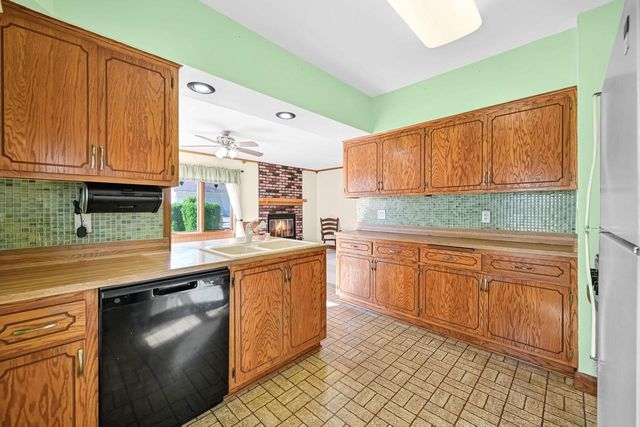 305 E Van Beck AVENUE, Milwaukee, WI 53207