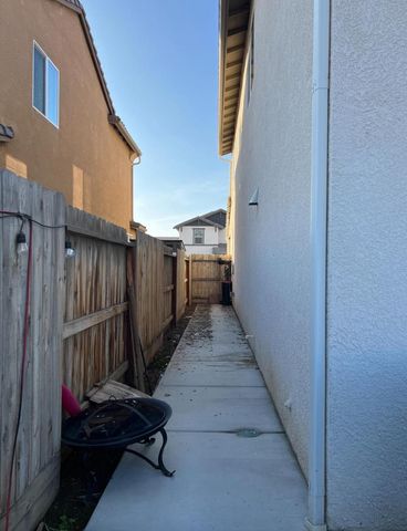 4542 N Casey Avenue, Fresno, CA 93723