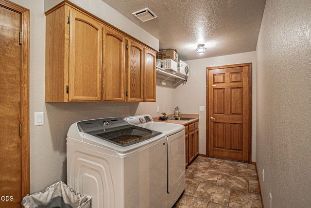 5247 Dobrot Way, Central Point, OR 97502