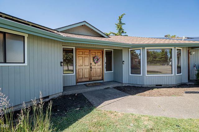 5247 Dobrot Way, Central Point, OR 97502