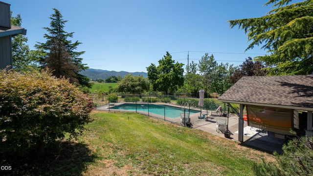 5247 Dobrot Way, Central Point, OR 97502