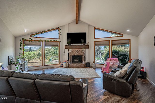 5247 Dobrot Way, Central Point, OR 97502