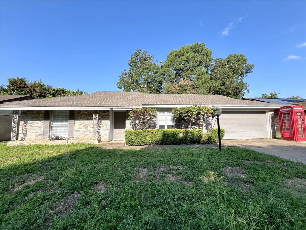 1209 Irwin Drive, Hurst, TX 76053