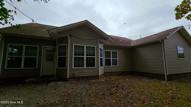 300 Buoy Court, Swansboro, NC 28584