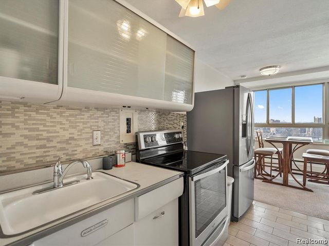 8900 E JEFFERSON Avenue 1110, Detroit, MI 48214