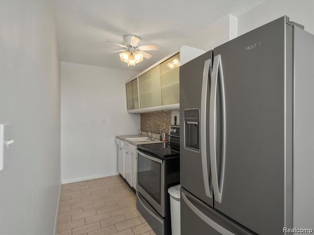 8900 E JEFFERSON Avenue 1110, Detroit, MI 48214