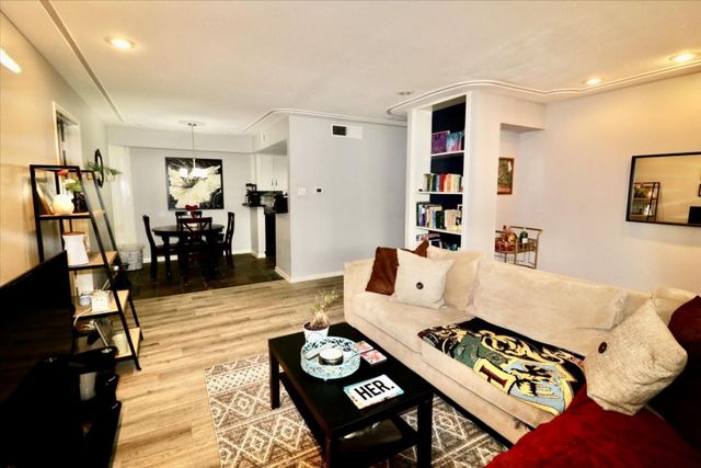 855 Augusta Drive 60, Houston, TX 77057