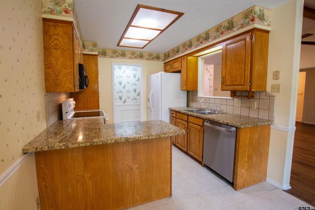 110 Wendy Dr, Whitehouse, TX 75791