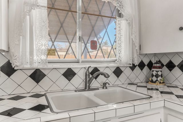 2704 Alamosa Drive, Santa Fe, NM 87505