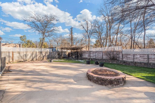 2704 Alamosa Drive, Santa Fe, NM 87505