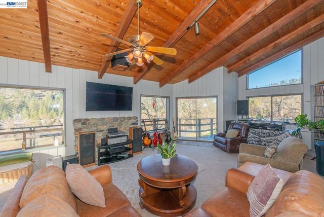 1476 1476 Poker Bar Rd, Douglas City, CA 96024