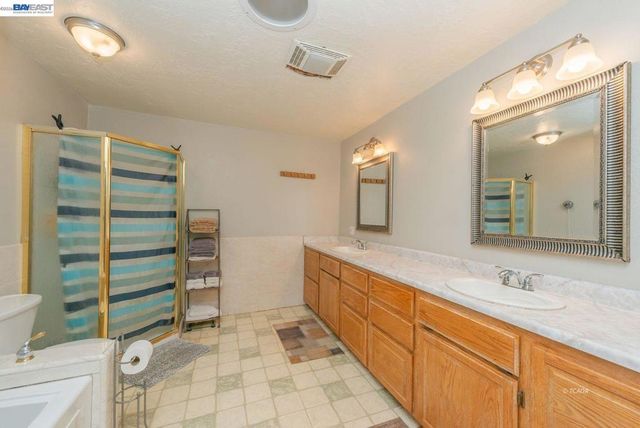 1476 1476 Poker Bar Rd, Douglas City, CA 96024