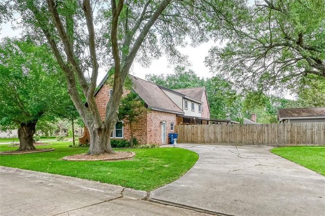 8515 Twelve Oaks Drive, Texas City, TX 77591