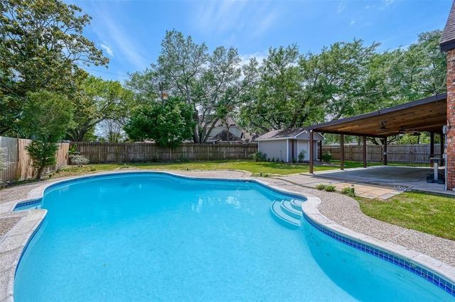 8515 Twelve Oaks Drive, Texas City, TX 77591