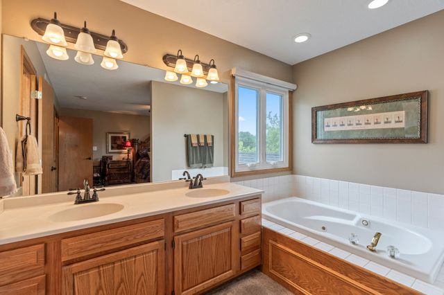 144 56th Street, West Des Moines, IA 50266