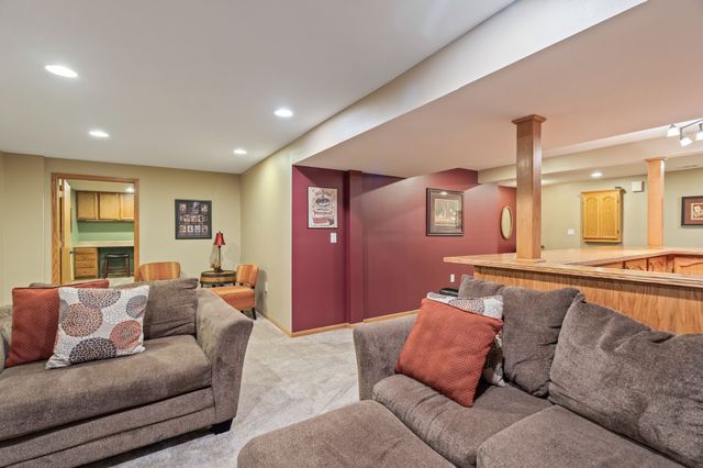 144 56th Street, West Des Moines, IA 50266