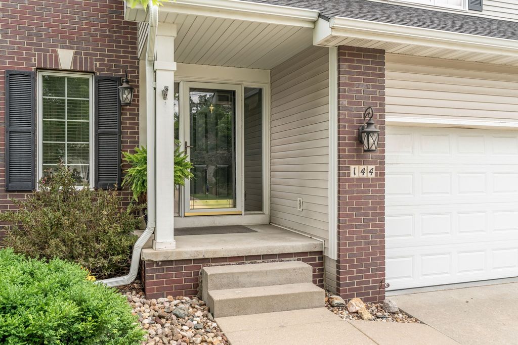 144 56th Street, West Des Moines, IA 50266