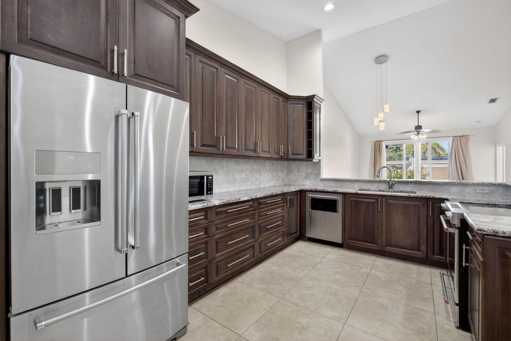 2620 E Aragon Boulevard 3, Sunrise, FL 33313