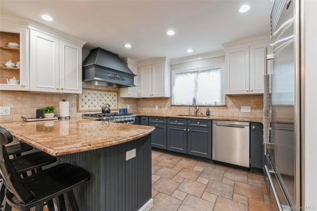 27 Greenlawn Boulevard, Valley Stream, NY 11580