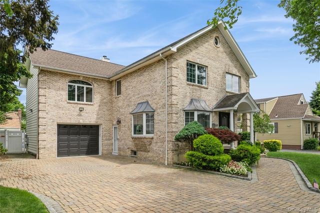 27 Greenlawn Boulevard, Valley Stream, NY 11580