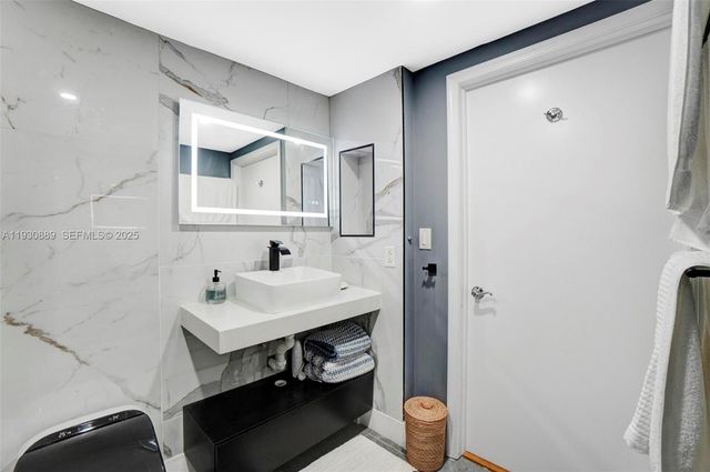 19501 W Country Club Dr 1202, Aventura, FL 33180