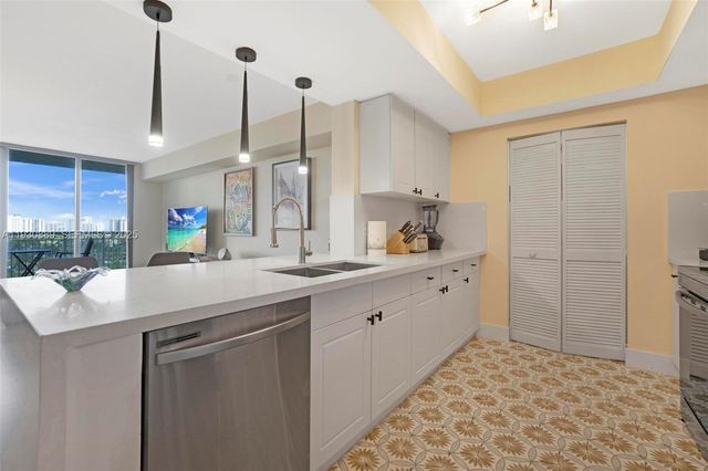 19501 W Country Club Dr 1202, Aventura, FL 33180