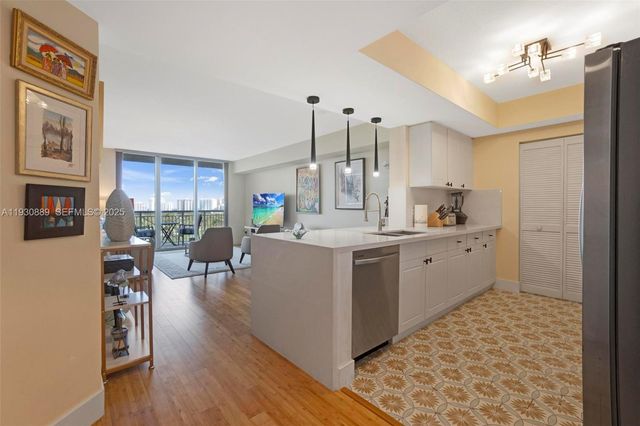 19501 W Country Club Dr 1202, Aventura, FL 33180