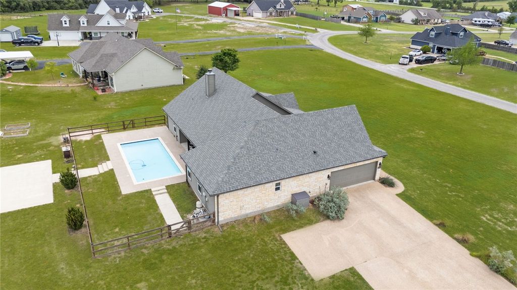 928 Azalea Drive, Franklin, TX 77856 — exterior