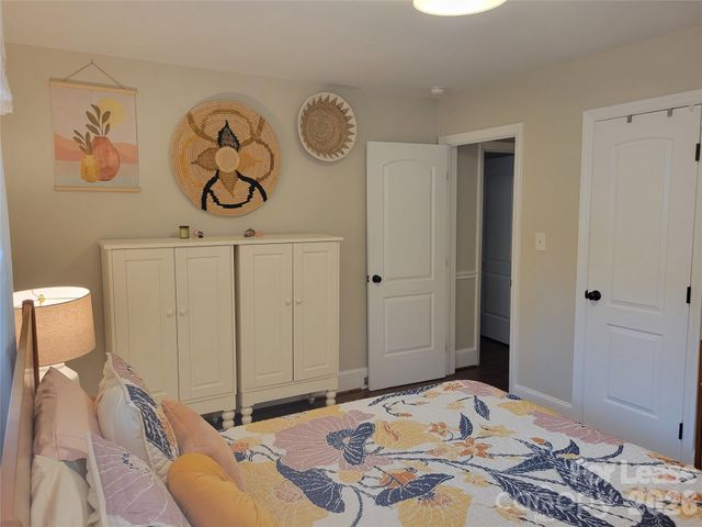 1338 Dresden Drive W, Charlotte, NC 28205