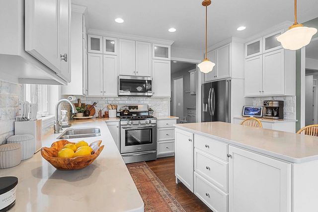 2066 W HERON LANE, Appleton, WI 54913