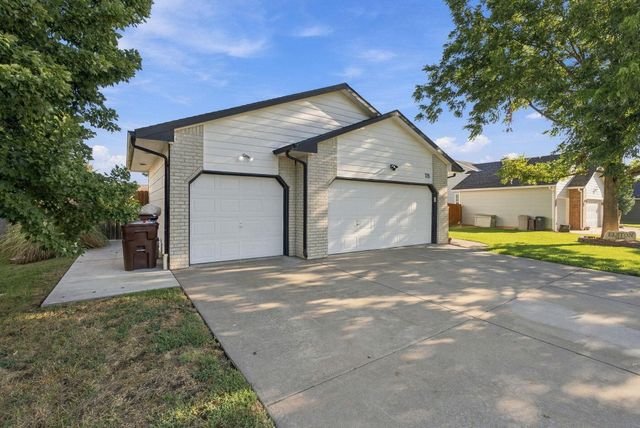 126 E Creekstone St, Mulvane, KS 67110