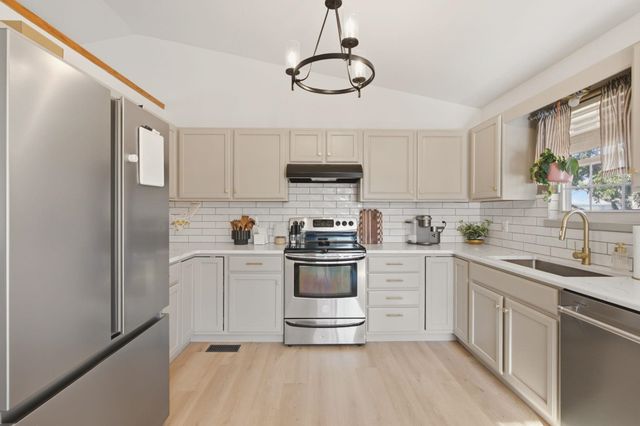 126 E Creekstone St, Mulvane, KS 67110