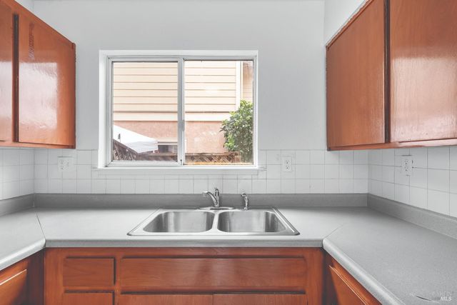 12 Alana Way, Cloverdale, CA 95425