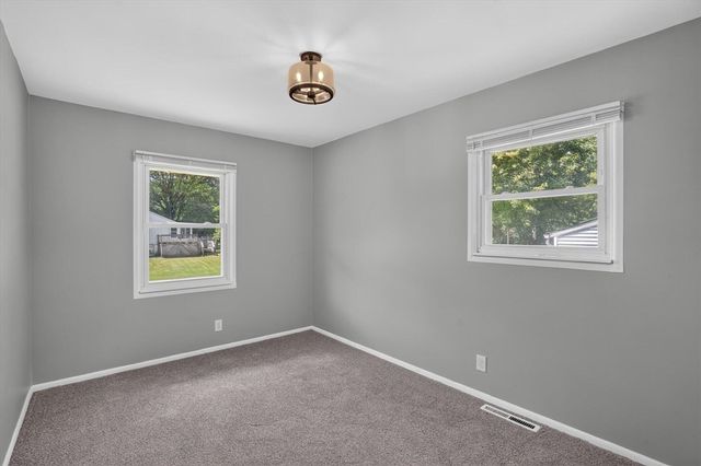 284 Stanford Lane, Jackson, MI 49203