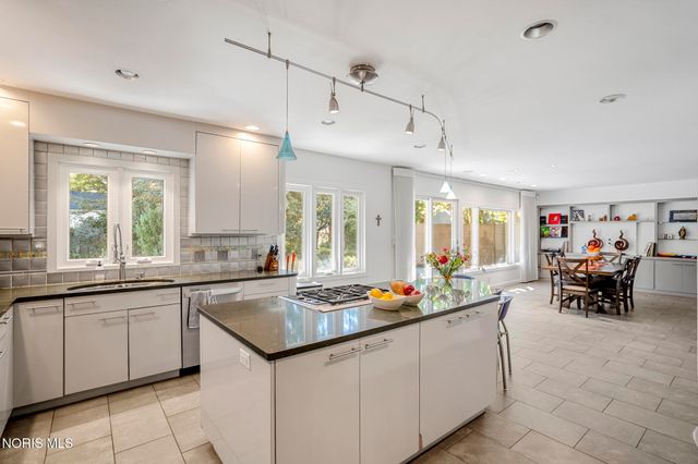 2242 Dundas Road, Ottawa Hills, OH 43606