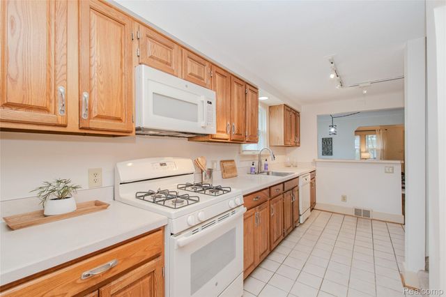 927 N Maple Avenue, Royal Oak, MI 48067