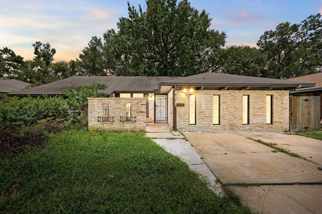 5618 Briarwick Lane, Houston, TX 77016