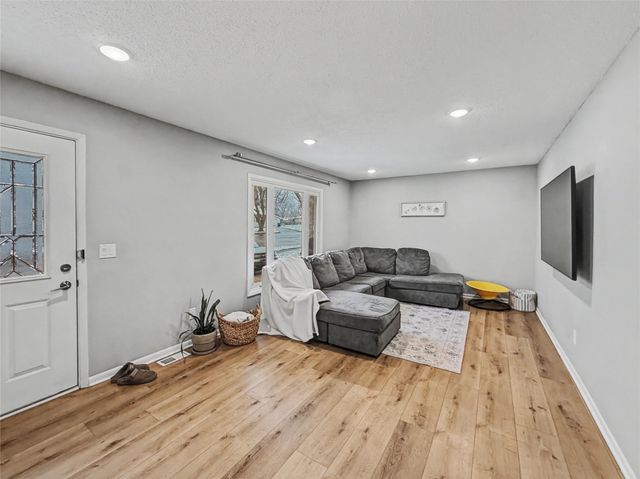 3607 E 41st Court, Des Moines, IA 50317