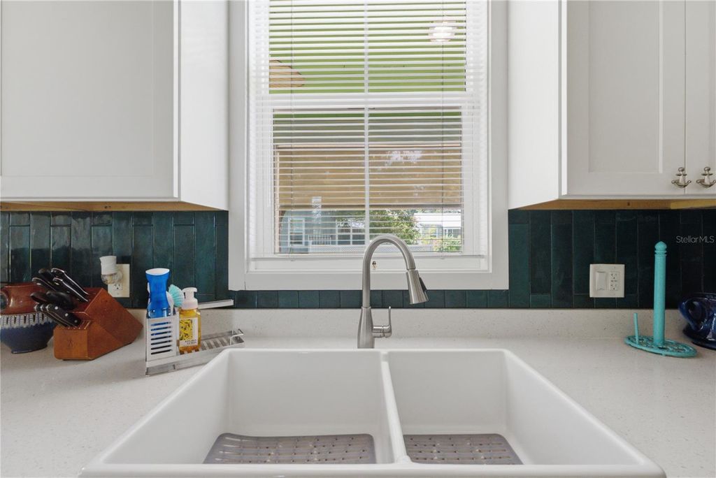 Image 11 of property listing at 559 18TH STREET E, Bradenton, FL 34208