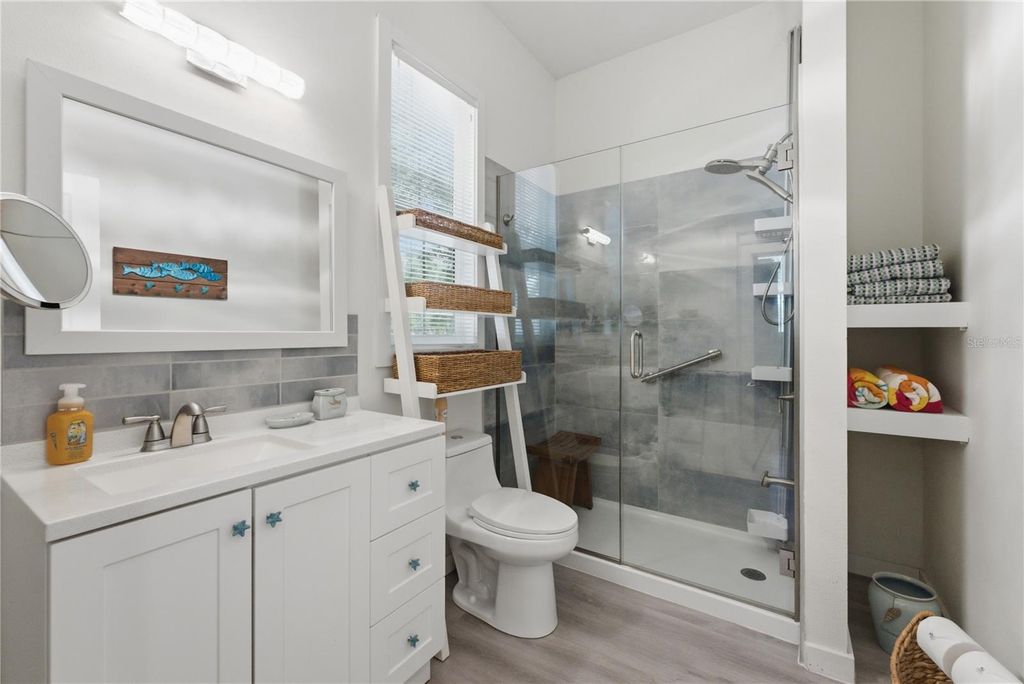 Image 13 of property listing at 559 18TH STREET E, Bradenton, FL 34208