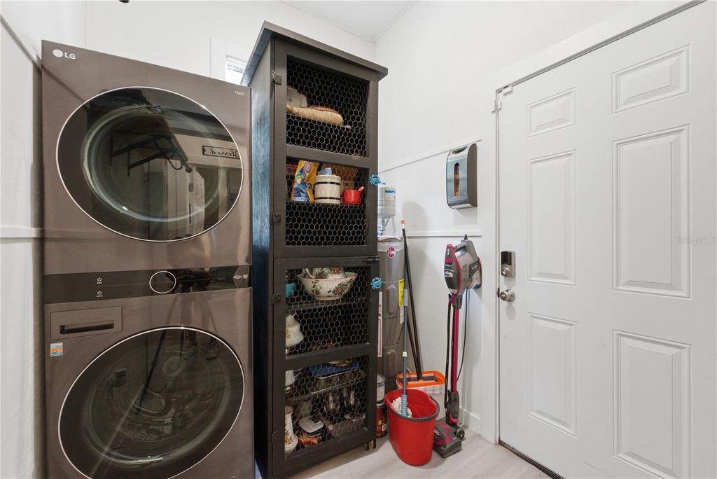 Image 20 of property listing at 559 18TH STREET E, Bradenton, FL 34208