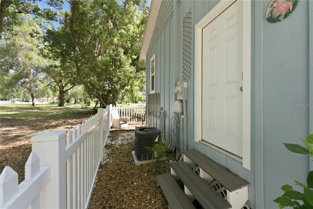 Image 22 of property listing at 559 18TH STREET E, Bradenton, FL 34208