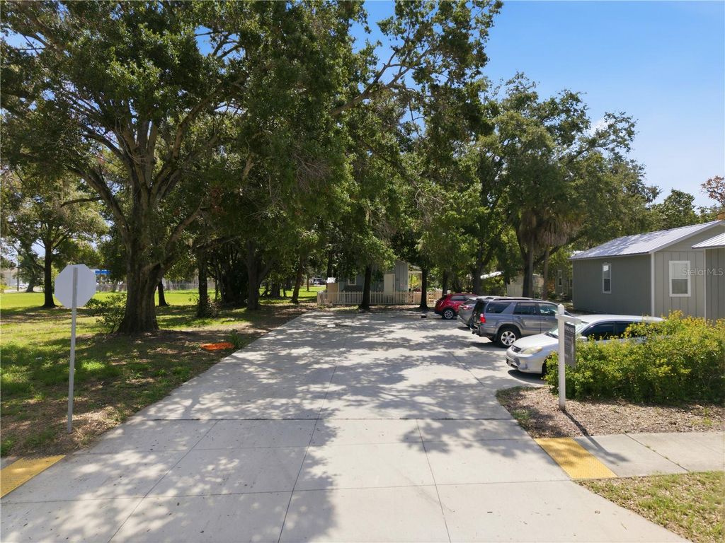 Image 25 of property listing at 559 18TH STREET E, Bradenton, FL 34208