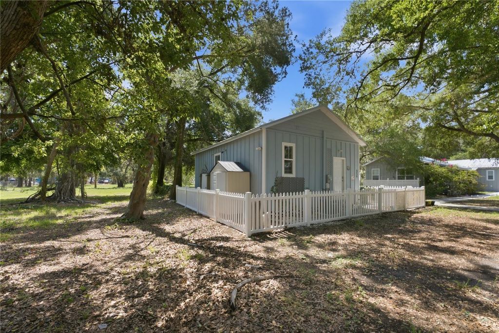 Image 26 of property listing at 559 18TH STREET E, Bradenton, FL 34208